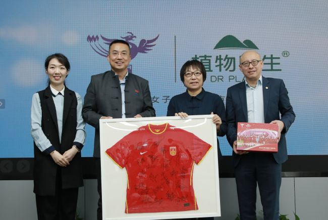 米兰有意引进斯图加特前锋吉拉西，他们已经在昨天接触了吉拉西的经纪人并进行了积极的讨论，正式的转会谈判将会在未来的几个小时内开启。